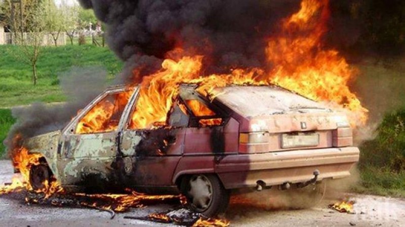 Лека кола изгоря като факла в Пловдив