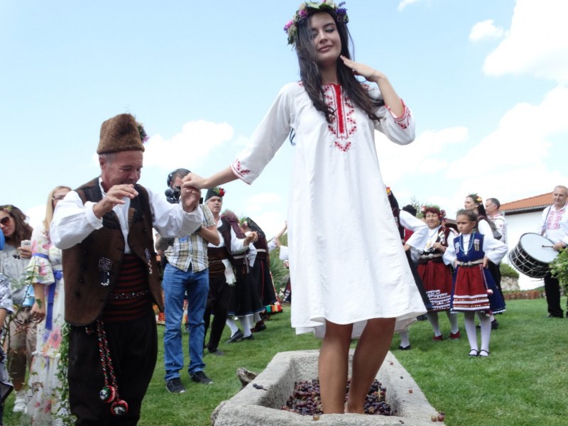 19-годишната Бояна е Царицата на виното 2018
