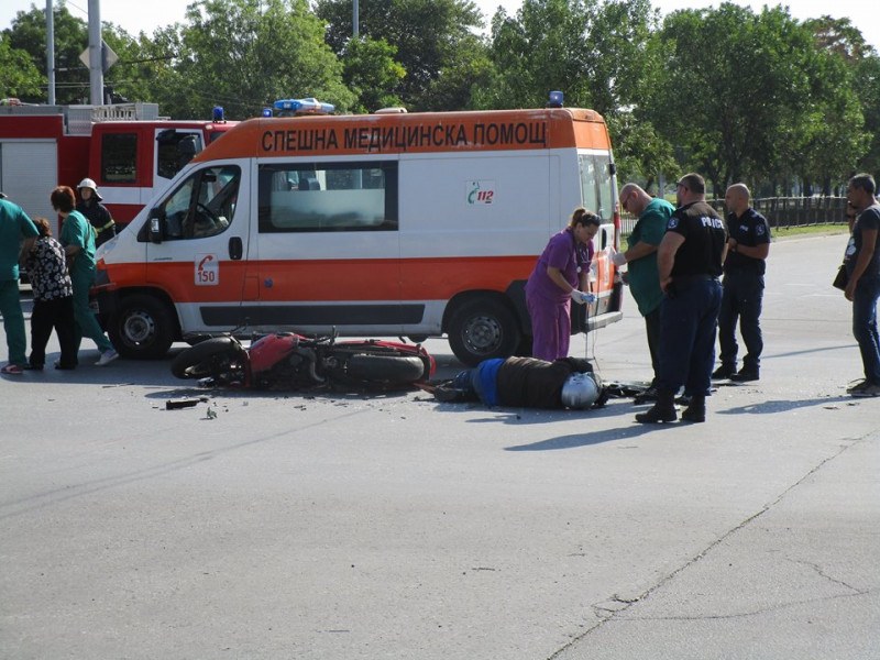 Тежка катастрофа с моторист до Форума в Пловдив! Мъжът е мъртъв! СНИМКИ
