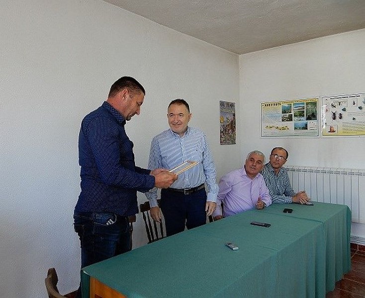 Директорът на Горско стопанство в Карлово с благодарствена грамота за потушаване на пожара над града