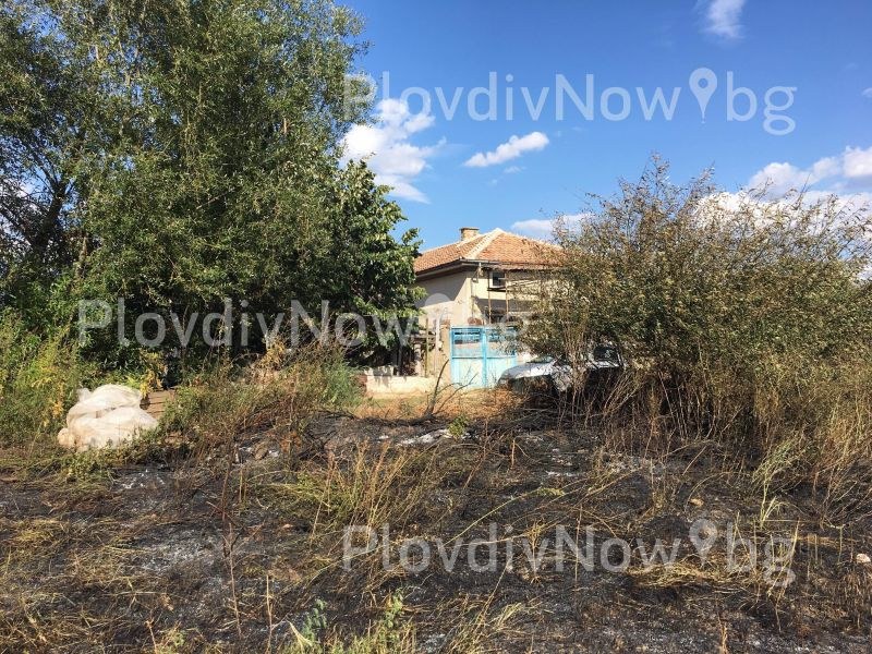 Пожар лумна на метри от къщите в карловско село СНИМКИ Пожар лумна на метри от къщите в карловско село СНИМКИ