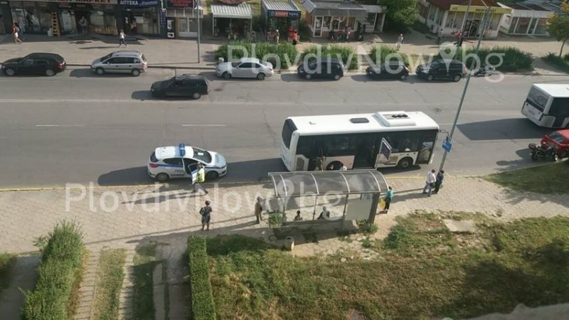 Автобус повлече пътничка, потегляйки от спирка в Тракия, жената е в болница