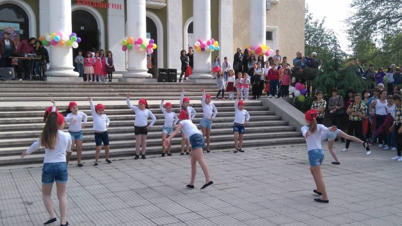 Закриват лятната академия в Асеновград с игри и подаръци за 255 деца