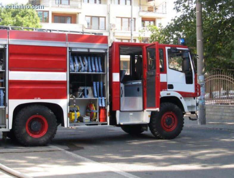 Асеновградски пожарникари демонстрират занятия за гасене на пожари