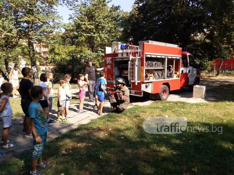 Деца и огнеборци заедно гасят пожар в Пловив