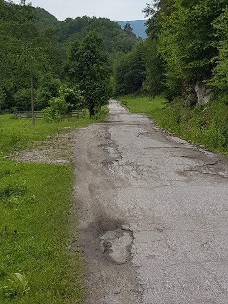 Жители на 5 села на километри от Лъки блокират пътя за Кръстова гора