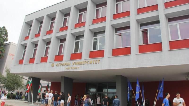Аграрният университет започва академичната година с нов трактор и комбайн