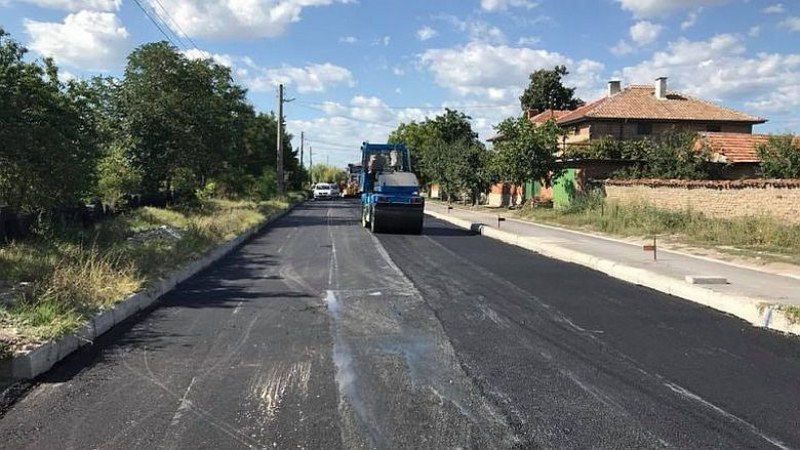 Асфалтират ударно улици в Раковски и селата