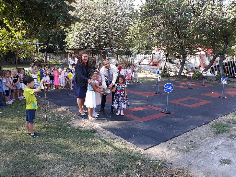 Пловдивска забавачка с четири нови детски площадки СНИМКИ
