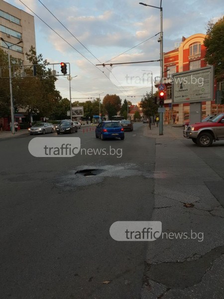 Огромна дупка стряска шофьорите на централен пловдивски булевард СНИМКИ