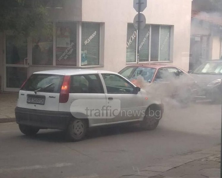 Лека кола пламна в движение в центъра на Пловдив СНИМКИ