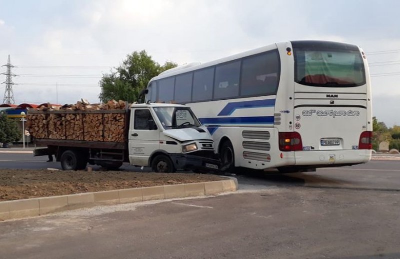 Нова катастрофа до КЦМ! Камион удари автобус, превозващ пътници СНИМКА