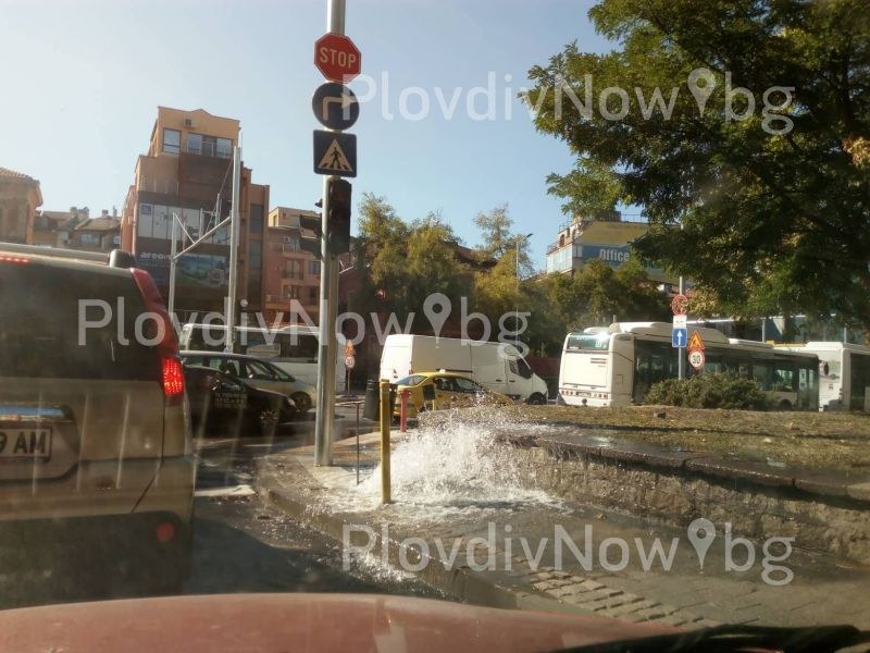 Зверски задръствания в центъра на Пловдив! Спукана тръба блокира движението СНИМКИ