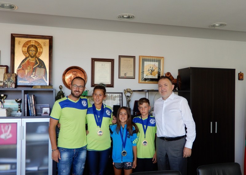 Ученици от Карлово извоюваха три медала в Македония