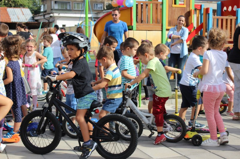 Малчугани се състезаваха с велосипеди и тротинетки в двора на детска градина СНИМКИ