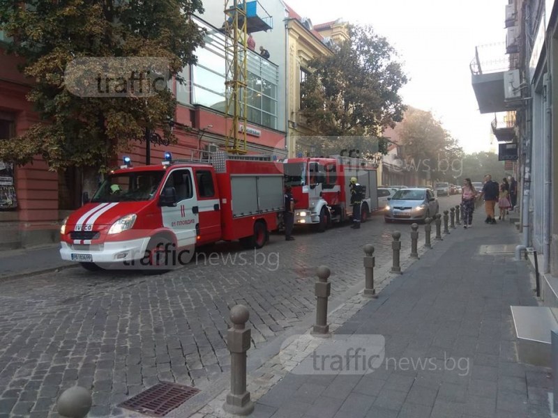 Потушиха пламъците в горящата банка, разследват причините СНИМКИ