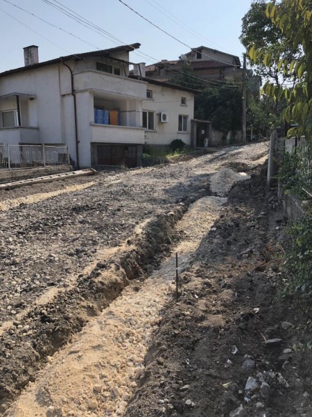 Разкопаха натоварена улица в Куклен, ремонтират пътната мрежа из целия град