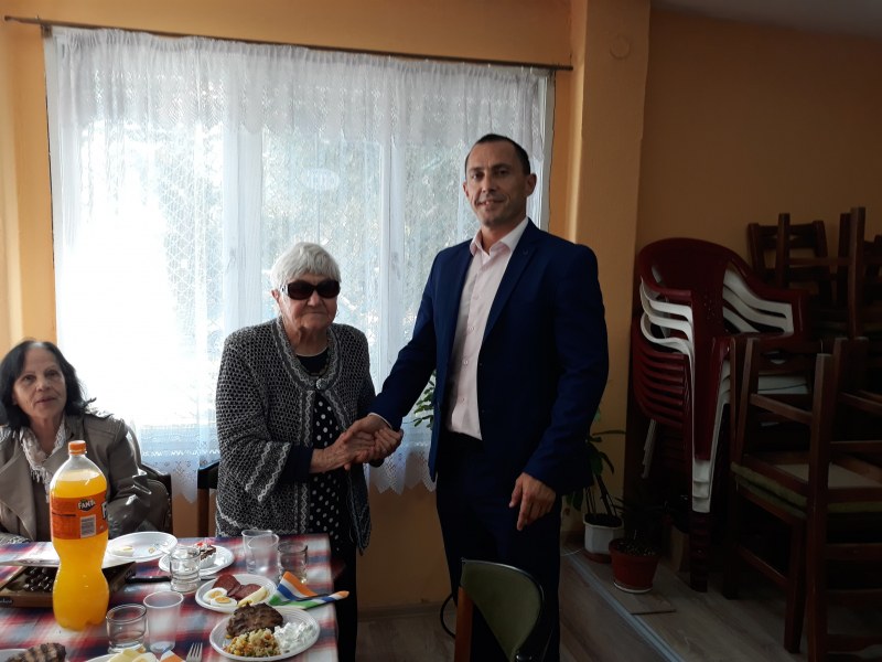 Баба Ценка от Гагарин стана на 90, кметът Ралев - специален гост на тържеството