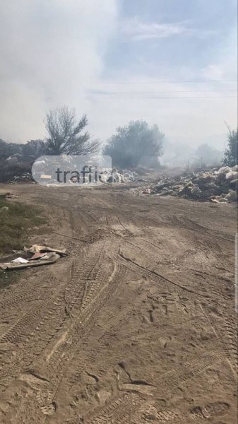 Пожар на сметището край Цалапица, огнеборци гасят пламъците