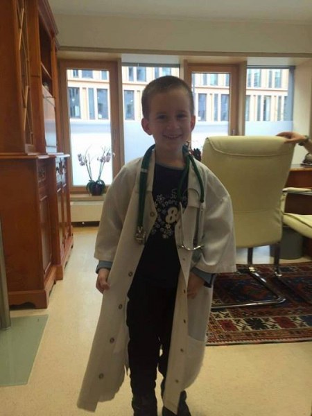 Добрата новина! Малкият герой Валерко с медал за храброст от турска клиника! СНИМКИ