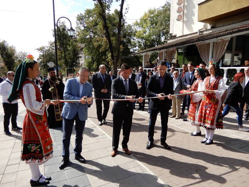 Откриха официално новоизградената пешеходна зона по ул. „Водопад” в Карлово