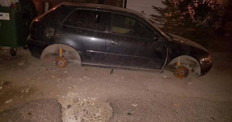 Автоджамбаз окраде „Фолксваген“ в Пловдив, свали му гумите и джантите