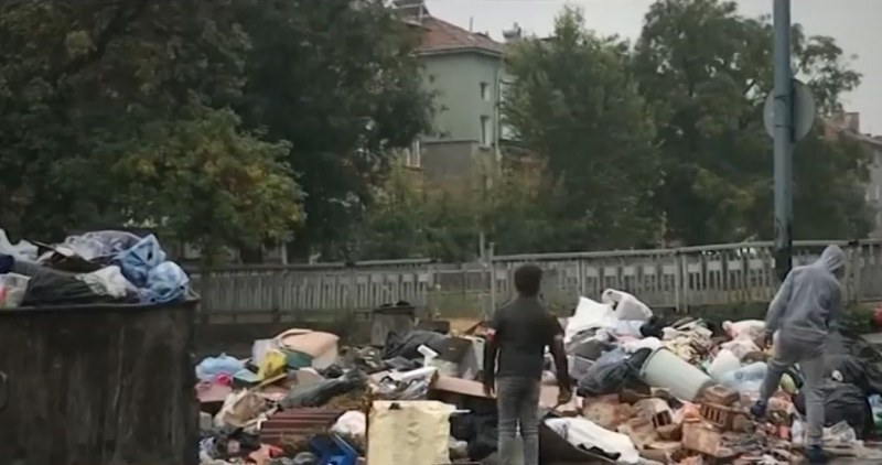 Огромно сметище зарива входа на полицията в Пловдив