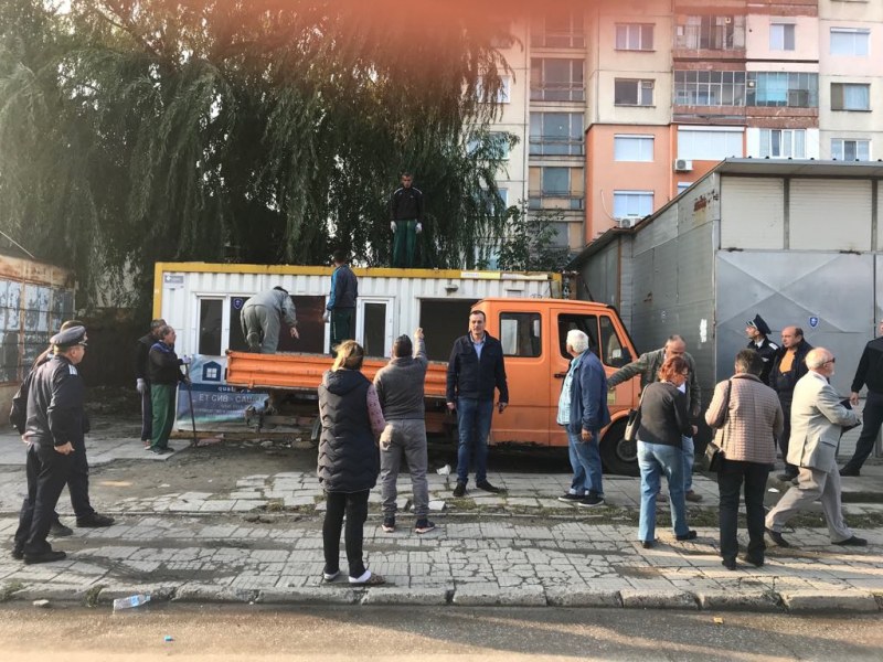Поредна акция с багери в Столипиново, бутат 15 незаконни магазина