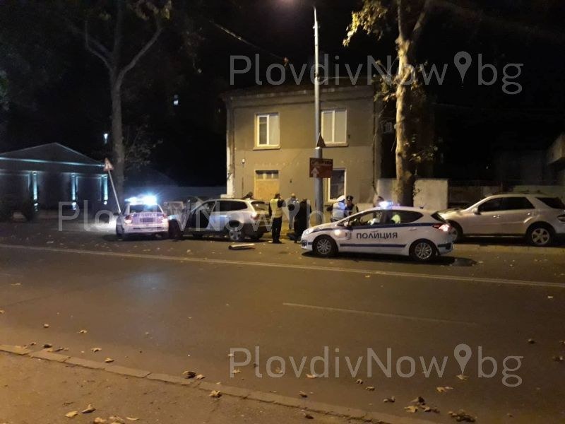 БМВ връхлетя патрулка в центъра на Пловдив, шофьорът е с белезници СНИМКИ