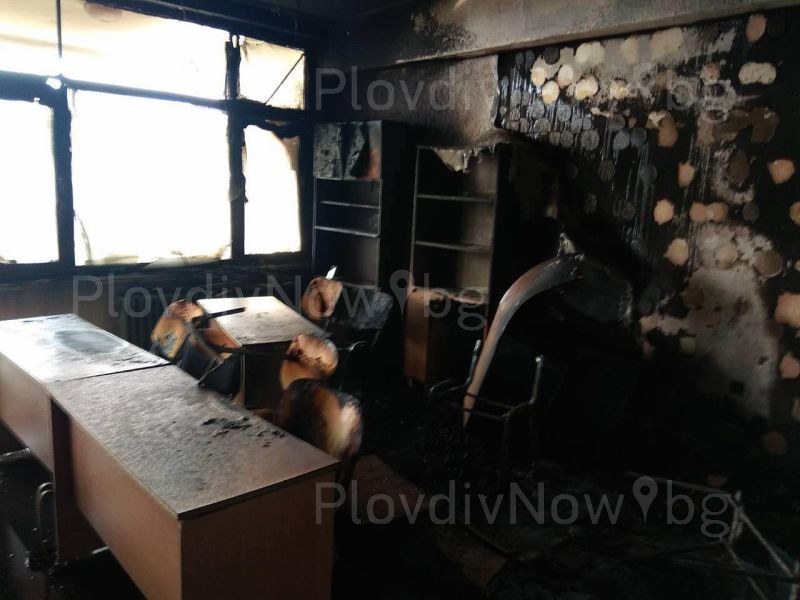 Сажди и стъкла след пожара в УМБАЛ “Св.Георги“ СНИМКИ