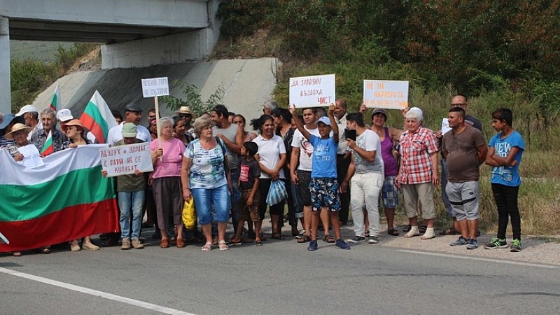 Десетки жители от Белащица и селата се включиха в протеста