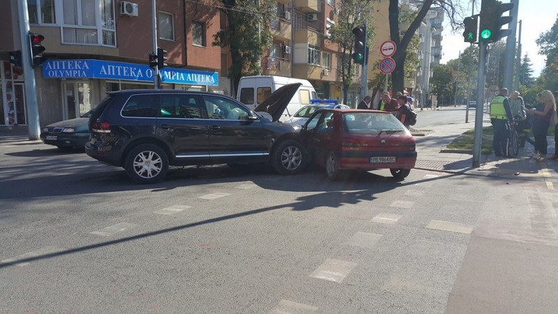 Джип и пежо се помляха в катарстрофа в Кючука