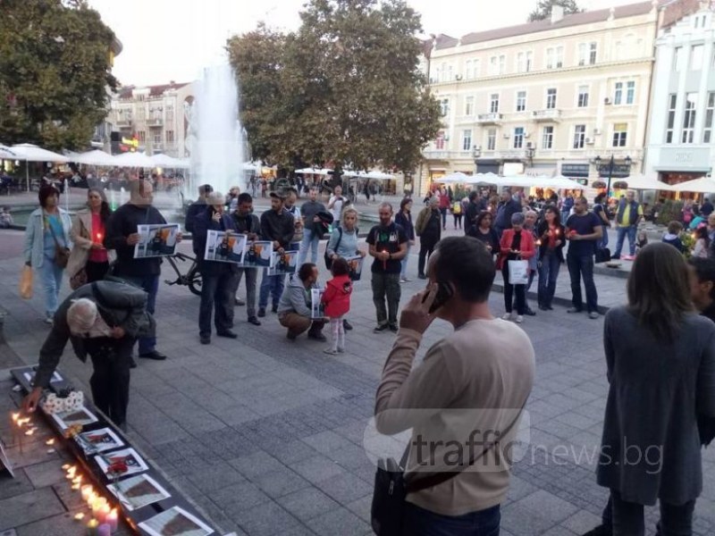 Свещи, цветя и снимки на убитата журналистка пред Община Пловдив