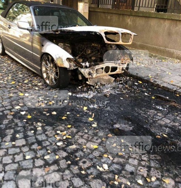 Запалиха две коли в центъра на Пловдив! Собственика на колите е автотърговец СНИМКИ