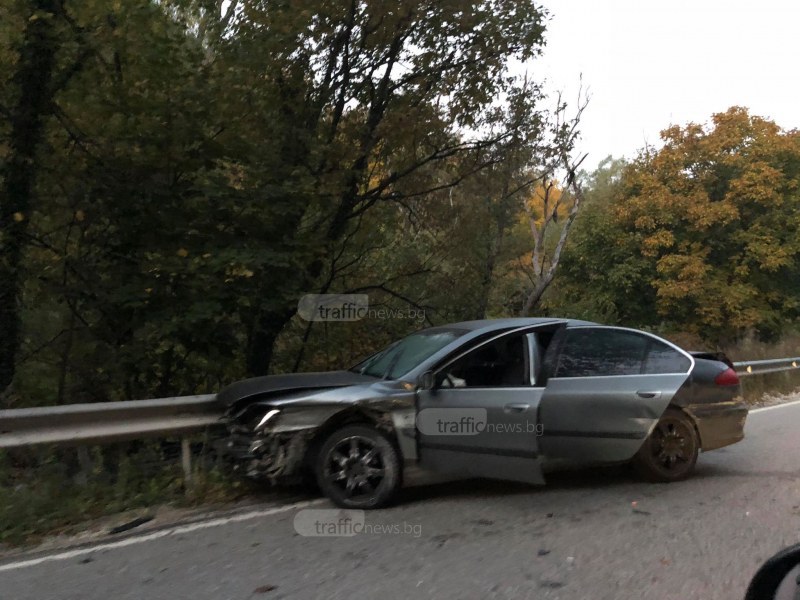 Кола се разби край Нареченски бани, автомобилът е изоставен на пътя