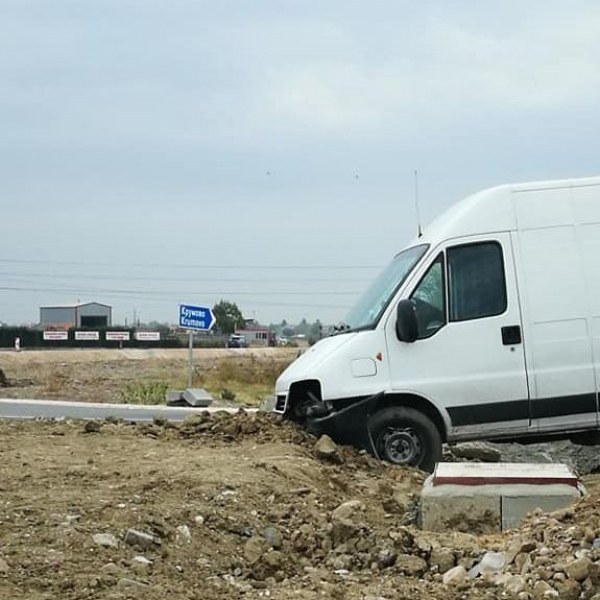 Бус се заби в кръгово кръстовище на пътя Пловдив – Асеновград СНИМКА