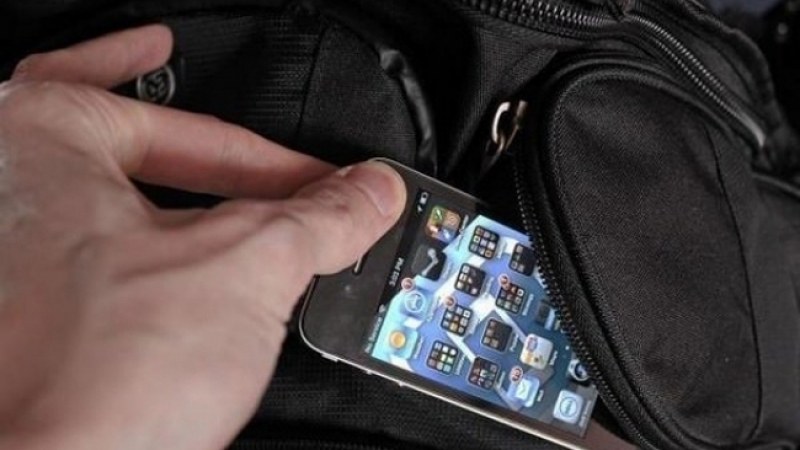 Младежи крадат мобилни телефони от деца в училищата