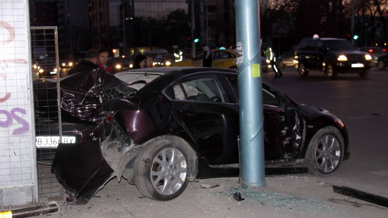 20-годишен пиян младеж размаза автомобила си в стълб край Пловдив