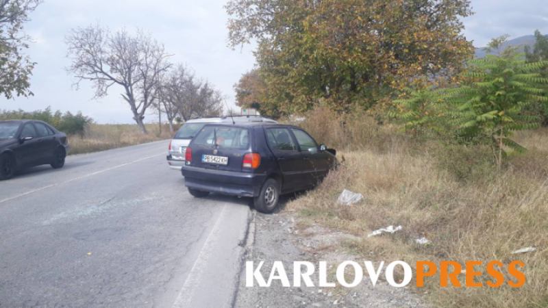 Сблъсък между Карлово и Сопот! Шофьорите са в болница ВИДЕО