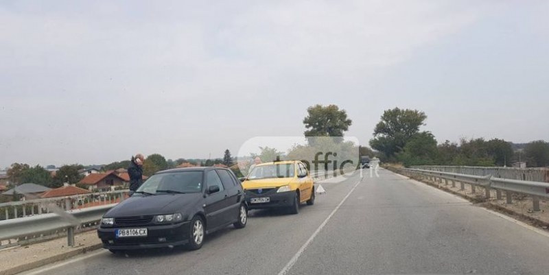 Такси се блъсна в задницата на автомобил край Пловдив СНИМКИ