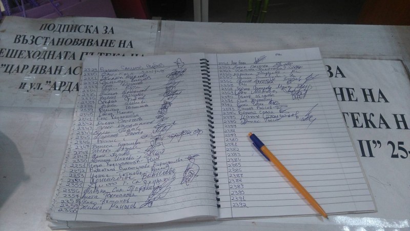 Асеновградчани искат пешеходна пътека на невралгично кръстовище, събраха две тетрадки с подписи