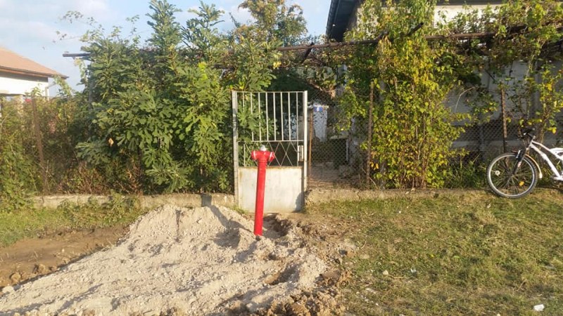Абсурд в асеновградско село! Монтираха пожарен кран пред входната врата на къща