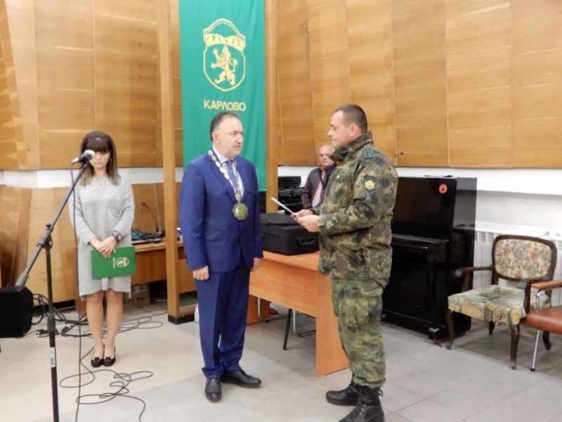 Военен духов оркестър поздрави общинската администрация в Карлово СНИМКИ