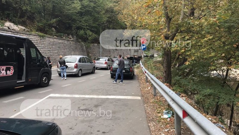Катастрофа блокира пътя между Асеновград и Бачково СНИМКИ