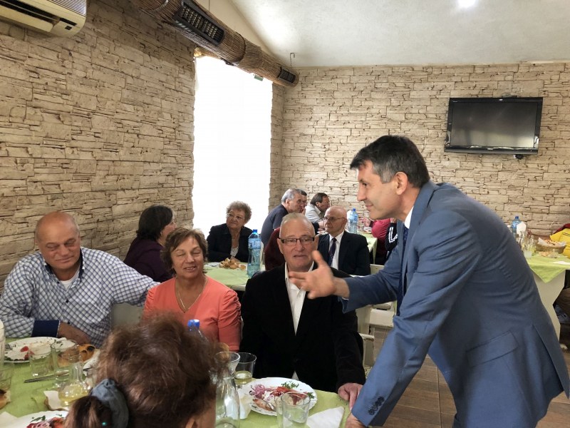 Кметове гостуваха в клуб на пенсионерите в „Тракия“ за празника им