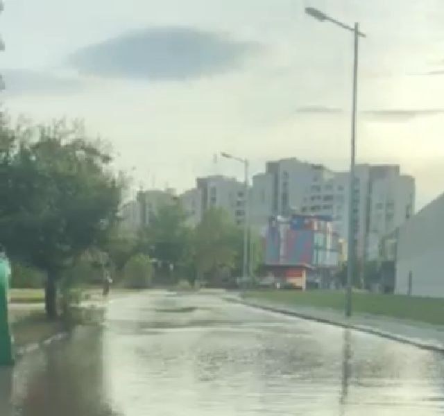 Улица в район “Тракия“ стана езеро, децата пускат лодки СНИМКИ