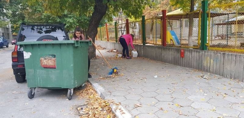 Момичета за пример! Малки асеновградчанки ежедневно чистят пред домовете си