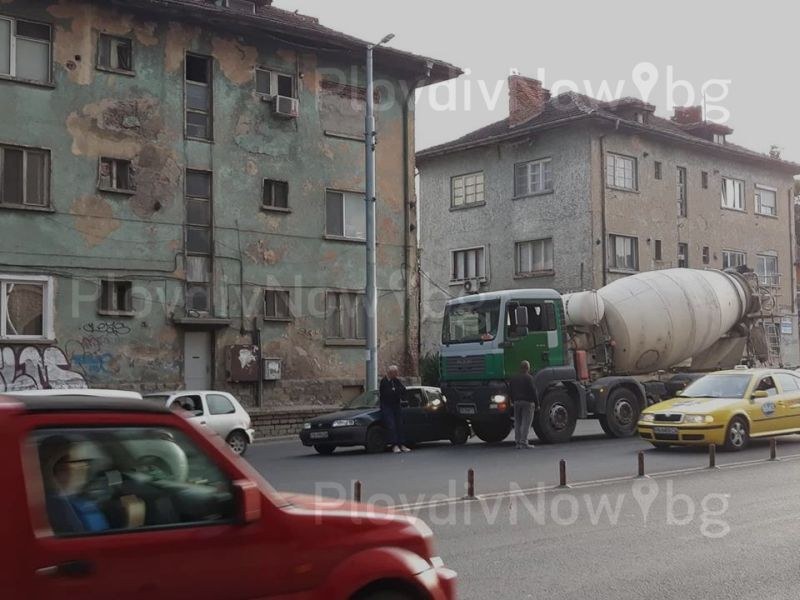 Катастрофа с бетоновоз затапи най-натоварения булевард в Пловдив СНИМКИ