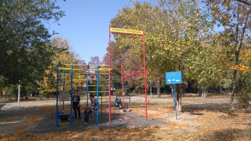 Вандализъм в Асеновград! Разбиха люлка в двора на център за деца с увреждания СНИМКИ