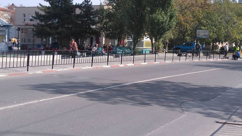 Метални решетки подменят обезопасителните колчета на ул. „Васил Левски“ в Асеновград
